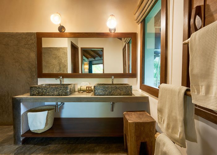 Profitez d’un séjour inoubliable à Nosy Be dans la Suite Be du Loharano Lodge. Chambre 59 m², vue piscine et jardin, confort moderne pour jusqu’à 4 personnes.